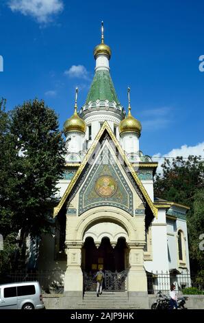 Sofia, Bulgaria - 25 Settembre 2016: persone non identificate nella parte anteriore della chiesa russa aka santa chiesa di San Nicola Foto Stock