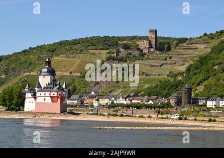 Germania, Valle del Reno, il castello di Pfalz aka Pfalzgrafenstein e rovina Gutenfels nel villaggio di Kaub Foto Stock