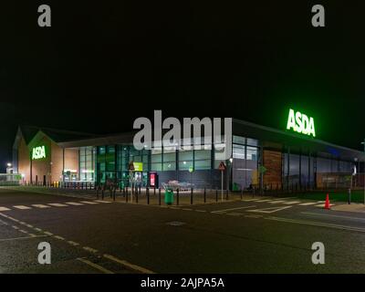 Il vuoto e tranquillo parcheggio e ASDA Store sui nuovi anni notte a Forfar in Angus, Scozia. Foto Stock