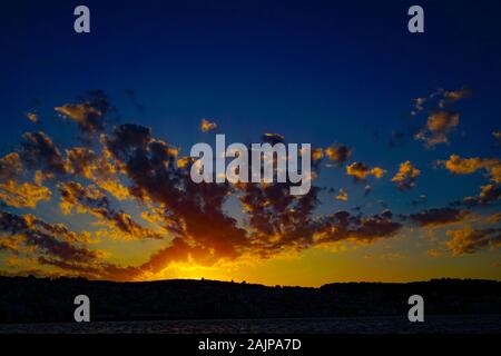 Cloudscape al tramonto sull'isola greca di Cefalonia, Mar Ionio, Grecia Foto Stock