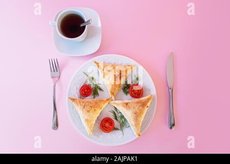 Un delizioso tortino al forno con ripieno di formaggio con una bella decorazione per una sana prima colazione. Foto Stock