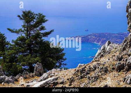 Vista panoramica sulla costa e sul mare dall'Enos (Ainos) montagna sull'isola greca di Cefalonia, Mar Ionio, Grecia Foto Stock