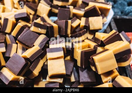 Molte caramelle toffee senza avvolgimento con un sacco di zucchero. Foto Stock