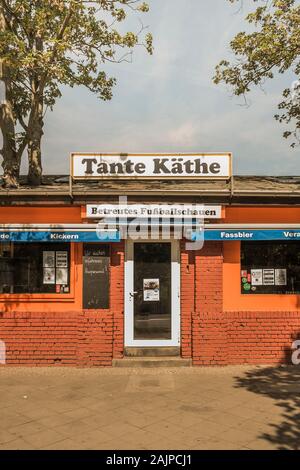 Tante kaethe, betreutes fussballschauen, con la supervisione di guardare il calcio, sportsbar Foto Stock