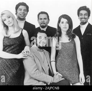 SÉRGIO MENDES E BRASIL '66. Foto promozionale del brasiliano bossa nova gruppo nel 1967. Da sinistra: Karen Philipp, Rubens Bassini, Sérgio Mendes,Sebastiäo Neto, Lani Hall, Dom Um Româo Foto Stock