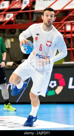 Torrelavega, Spagna. 5 gennaio 2020. Przemyslaw Krajewski (Polonia) si prepara a sparare la palla durante la partita di pallamano di memoria internazionale 'Domingo Barcenas' tra Portogallo e Polonia al Centro Sportivo Vicente Trueba su Gennaio 5, 2020 a Torrelavega, in Spagna. © David Gato/Alamy Live News Foto Stock