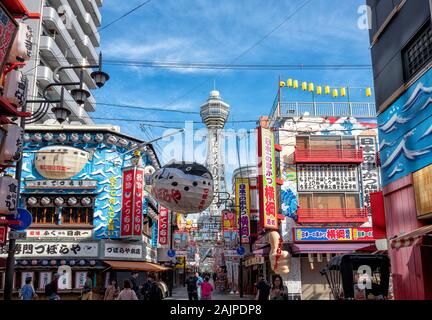 OSAKA, Giappone - 6 Novembre 2019: Streetview di Torre Tsutenkaku di Osaka in Giappone Foto Stock