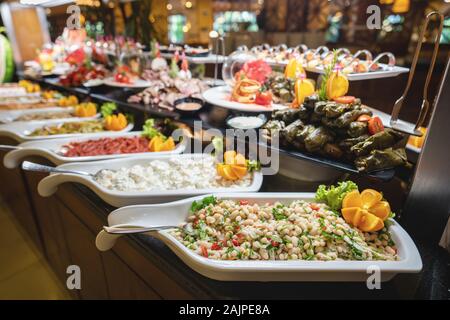 Un delizioso buffet di antipasti e insalate a buffet con varie opzioni in un ristorante o in albergo. Foto Stock