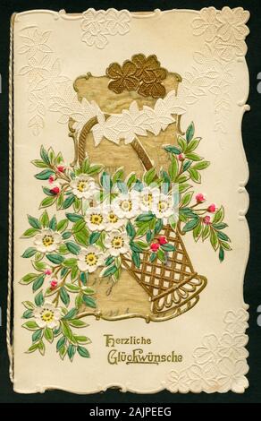 Europa, Deutschland, Glückwunschkarte Mit einem Blumenkorb , ungefähr aus der Zeit 1900-1920 , Größe 9,5 cm x 15 cm / Europa, Germania, congratulazioni card con un cesto fiorito,, intorno al 1900-1920 , dimensioni 9,5 cm x 15 cm . Foto Stock