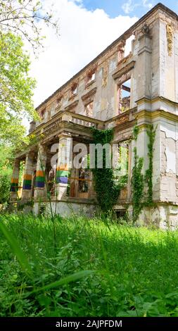 Distrutta la costruzione presso la ex linea del fronte della guerra a Mostar. Palace bombardata durante il 1992-1995 guerra bosniaca rivolta verso il Zrinjski City Park Foto Stock