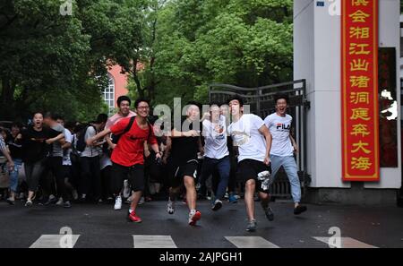 Pechino, provincia cinese di Hunan. 8 Giugno, 2019. Examinees lasciare la sede di esame dopo la finitura del collegio nazionale esame di ammissione al No.1 Middle School di Changsha, centrale provincia cinese di Hunan, Giugno 8, 2019. Credito: Xue Yuge/Xinhua/Alamy Live News Foto Stock