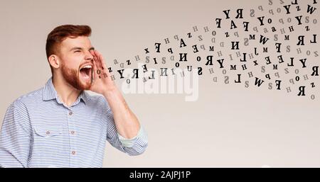 Gridando guy. Crazy emotional man urlando a copia spazio su uno sfondo grigio, diverse lettere alfabeto battenti fuori della sua bocca, panorama, spazio libero Foto Stock