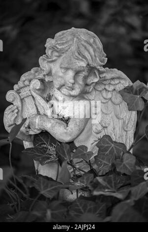 Friedhof Tegel, Berlin, Germania - 29 novembre 2018: la statua di un angelo su un cimitero tedesco su un nitido giornata invernale Foto Stock