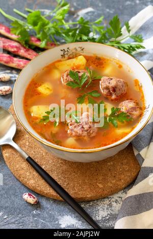Il concetto di sano e la dieta alimentare. Autunno vegetale zuppa di fagioli con sfere su una pietra o ardesia tabella. Foto Stock