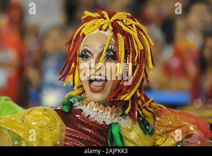 Rio de Janeiro, Brasile, 8 febbraio 2016. Sfilata delle scuole di samba durante il Vertice di Rio de Janeiro il carnevale, al Sambodromo, nella città di Rio de Janeiro. Foto Stock