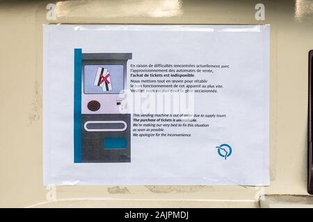 I mezzi di trasporto pubblico sciopero in Parigi, Francia (2019/20) - avviso sul biglietto distributori automatici dicendo l'acquisto dei biglietti non è disponibile Foto Stock