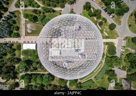 Top down vista aerea della biosfera di Montreal museo ambiente presso il Parc Jean-Drapeau a Montreal, Quebec, Canada. Foto Stock