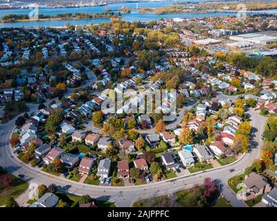 Montreal, Quebec, Canada, vista aerea delle case di famiglia in un tipico quartiere residenziale durante la stagione autunnale. Foto Stock