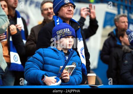 Un giovane Chelsea fan in gabbie in anticipo della FA Cup terzo turno corrispondono a Stamford Bridge, Londra. Foto Stock