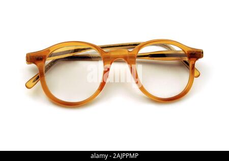 Vintage in similpelle di guscio di tartaruga occhiali isolati su sfondo bianco Foto Stock