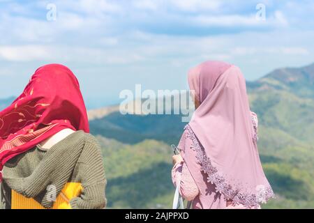 KANCHANABURI THAILANDIA - Gennaio 1 : Non identificato le donne musulmane per rilassarsi ed ammirare il bellissimo paesaggio a Elephant Hills View Point a gennaio ho 1,2020 Foto Stock