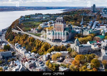 Veduta aerea del Castello Frontenac nella Vecchia Quebec City durante la stagione autunnale, Quebec, Canada. Foto Stock