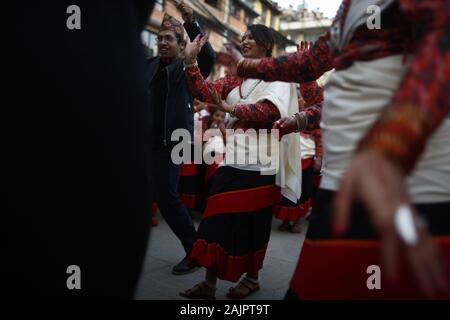 Lalitpur, Nepal. Gen 5, 2020. Popolo nepalese placcati in tradizionale attires ballare e cantare durante una processione di Janku, una celebrazione culturale eseguita quando un uomo o una donna della comunità Newari spire 77 anni in Lalitpur, Nepal domenica 5 gennaio 2020. Janku è eseguita all'età di 77 anni, 7 mesi e 7 giorni, secondo a 83 anni, 4 mesi e 4 giorni, terzo è all'età di 88 anni, 8 mesi e 8 giorni, quarto è eseguita a 99 anni, 9 mesi e 9 giorni e infine all'età di 105 anni, 8 mesi e 8 giorni. La persona è considerata come Dio dopo questi riti vengono eseguite. (Credito Immagine: © Skand Foto Stock