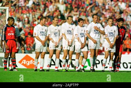 Mungersdorfer Stadion Colonia Germania 23.9.2000, calcio: Bundesliga tedesca, 1.FC Colonia (CGN, bianco) vs FC Bayern Muenchen (FCB, rosso) 1:2; tCologne parete, incorniciato da Giovane Elber (FCB, a sinistra) e Roque Santa Cruz (FCB, destra) Foto Stock