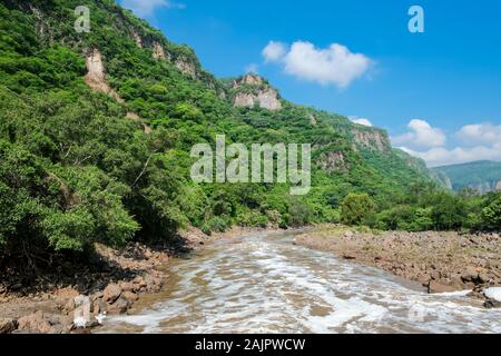 Le acque del grande fiume Santiago dopo la tempesta. Guadalajara, Jalisco. Messico Foto Stock