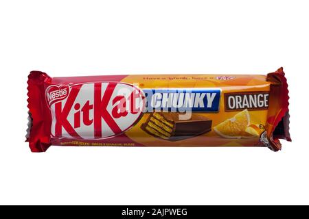 Nestlé KitKat chunky arancione barra di cioccolato isolato su sfondo bianco - croccante dito coperta con orange latte aromatizzato al cioccolato - kit kat Foto Stock