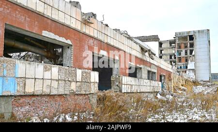 Demolizione e smaltimento di un grande impianto industriale. Foto Stock