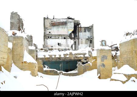 Demolizione e smaltimento di un grande impianto industriale. Foto Stock