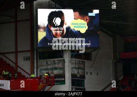 Una vista generale del grande schermo durante i minuti di silenzio in aiuto di salute mentale di consapevolezza durante la FA Cup terzo turno corrispondono a Bramall Lane, Sheffield. Foto Stock