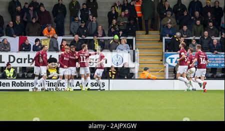 Burton upon Trent, Regno Unito. 05 gen, 2020. Burton Albion rispetto a Northampton Town; Ryan Watson di Northampton festeggia con il suo team dopo il punteggio in 23 minuto 0-2 - rigorosamente solo uso editoriale. Nessun uso non autorizzato di audio, video, dati, calendari, club/campionato loghi o 'live' servizi. Online in corrispondenza uso limitato a 120 immagini, nessun video emulazione. Nessun uso in scommesse, giochi o un singolo giocatore/club/league pubblicazioni Credit: Azione Plus immagini di sport/Alamy Live News Foto Stock