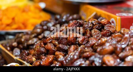 Nuove date di locali per la vendita su un mercato locale, Fez, in Marocco. Con il fuoco selettivo Foto Stock