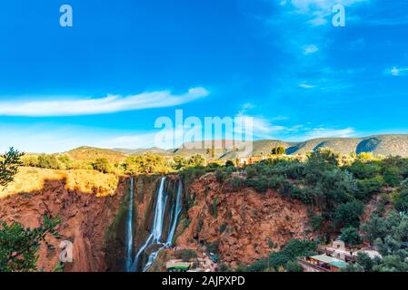 Escursione Cascate Ouzoud in Grand Atlas villaggio di Tanaghmeilt, Marrakech, Marocco Foto Stock