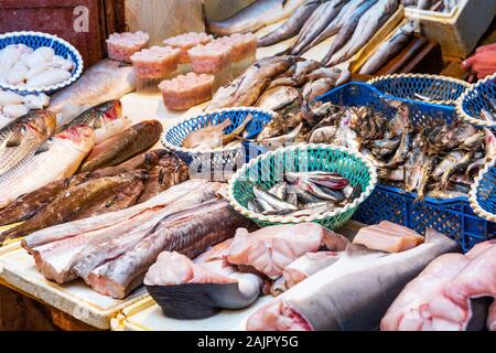 La vendita del pesce nel mercato, Fez, in Marocco Foto Stock