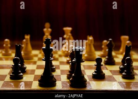 Gioco di scacchi come concetto per il business la concorrenza e strategia Foto Stock