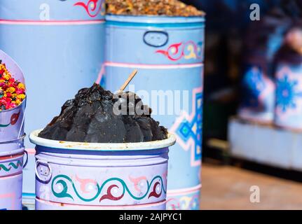 Caramelle nero nel mercato locale, Marrakech, Marocco. Con il fuoco selettivo Foto Stock