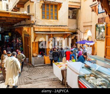 Fes, Marocco - 12 Novembre 2019: Street view della vecchia Medina Foto Stock