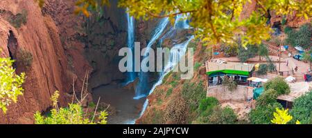 Escursione Cascate Ouzoud in Grand Atlas villaggio di Tanaghmeilt, Marrakech, Marocco Foto Stock