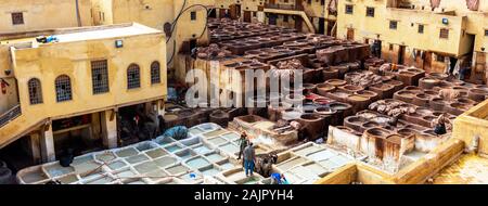 Fes, Marocco - 12 Novembre 2019: Tradizionale conceria antica medina Foto Stock