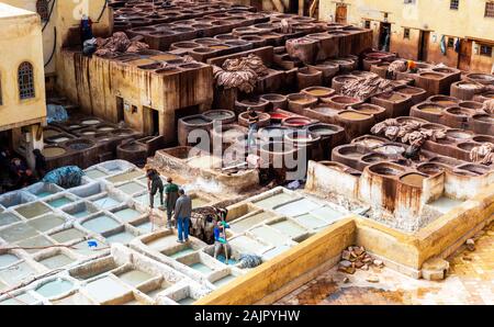 Fes, Marocco - 12 Novembre 2019: Tradizionale conceria antica medina Foto Stock