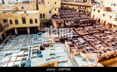Fez, in Marocco - Novembre 12, 2019: colorante serbatoi e cisterne in conceria tradizionale della città Foto Stock