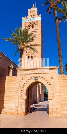 La Moschea di Koutoubia su uno sfondo di cielo blu, Marrakech, Marocco. In verticale Foto Stock