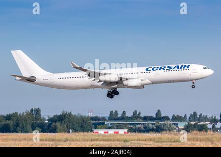 Parigi, Francia - Agosto 16, 2018: Corsair Airbus A340 in aereo all'aeroporto di Parigi Orly (ORY) in Francia. Airbus è un costruttore di aeromobili da Tolosa, Foto Stock