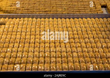 Il Baklava. dolce con dolci fatti di strati di filo riempito con noci tritate e addolciti e tenute insieme con il miele. città vecchia. Gerusalemme. Foto Stock