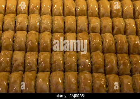 Il Baklava. dolce con dolci fatti di strati di filo riempito con noci tritate e addolciti e tenute insieme con il miele. città vecchia. Gerusalemme. Foto Stock