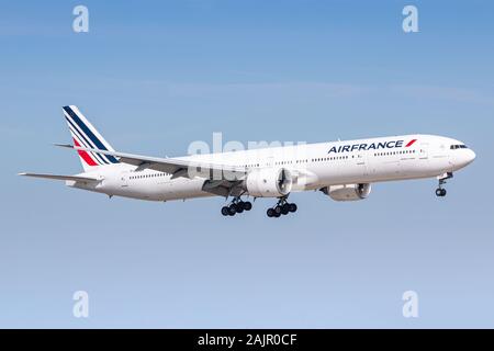 Parigi, Francia - Agosto 16, 2018: Air France Boeing 777 aereo all'aeroporto di Parigi Orly (ORY) in Francia. Boeing è un costruttore di aeromobili basati in mare Foto Stock