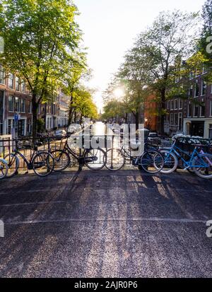 Le biciclette parcheggiate su un ponte sul canale di Amsterdam del vecchio quartiere Jordaan (Egelantiersgracht) Foto Stock